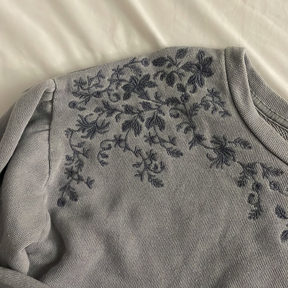 American eagle vintage-esque, floral embroidered crewneck, size M - Picture 2 of 4